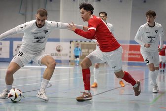 Futsal-Bundesliga: Team aus Hohenstein-Ernstthal feiert Auswärtssieg ohne Schönheitspreis - Kim Herterich (in Rot im Spiel gegen den TSV Weilimdorf) erzielte in Köln einen sehenswerten Treffer.