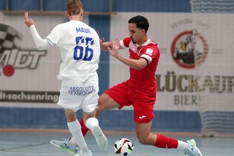 Futsal-Bundesliga: Vereinschef von HOT 05 aus Hohenstein-Ernstthal versucht im Testspiel die Emotionen zu bändigen - Neuzugang Dini Abdelmoghit (r.) von HOT 05 Futsal zeigte in den Testspielen gegen Pilsen vollen Einsatz.