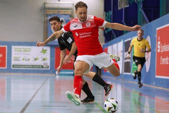 Futsal-Bundesliga: Warum der souveräne Spitzenreiter HOT 05 trotz Heimsiegs nicht vollends zufrieden ist - Marvin Perkovic (am Ball) ahnte noch nicht, dass sein Treffer in der 16. Spielminute bereits das Siegtor seien würde.