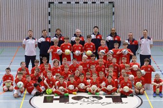 Futsal-Bundesliga: Warum HOT-05-Neuzugang Marquinhos erstmal nur als Coach im Feriencamp mitmischt - Neuzugang Marquinhos (hinten, 3. von rechts) ist bei HOT 05 Futsal als Trainer im Feriencamp eingebunden. Auch Nationalspieler Kim Herterich (hinten, 4. von rechts) ist als Coach dabei.