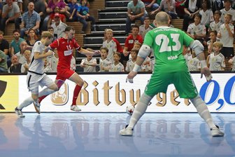 Futsal-Bundesliga: Welche positiven Erinnerungen Hohenstein-Ernstthal mit den Futsal Panthers Köln verbindet - Am 28. April 2018 gewann der VfL 05 Hohenstein-Ernstthal mit Christopher Wittig (rot) in Dresden gegen die Futsal Panthers Köln seinen ersten deutschen Meistertitel.