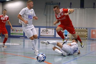 Futsal-Bundesligist aus Hohenstein-Ernstthal: Großer Umbruch im Kader - Rudi Weinhold (rotes Trikot) ist neu im Bundesligakader von HOT 05 Futsal. Als Fußballer kickte er auch schon für Eiche Reichenbrand in der Landesklasse und in Callenberg in der Kreisliga. 