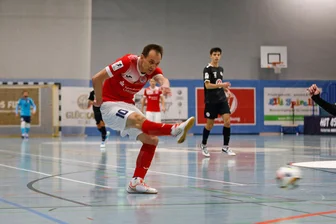 Futsal: Bundesligist aus Hohenstein-Ernstthal muss sich in der Hauptstadt mit einem Remis begnügen - Dmytro Sorokin, hier im Heimspiel gegen Bielefeld, holte in Berlin in der Schlussphase zweimal den Hammer raus.