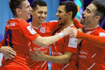 Futsal: Gastgeber in Feierlaune - Glückliche Gewinner: Diego Fogaca, Gabriel Oliveira, Paulo Garibaldi und Kennedy Ribeiro (von links) feiern den Kantersieg ihres HOT-05-Teams gegen Bielefeld.