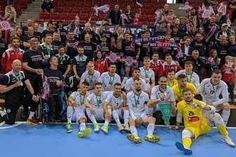 Futsal: Hohenstein-Ernstthal holt Meisterschaftssilber - Den meisten Hot-05-Spielern fiel das Lächeln mit den Fans nach der Niederlage gegen Stuttgart schwer.