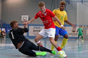 Futsal in Hohenstein-Ernstthal: Nationalmannschaft der Salomonen zu Gast - Der Hohensteiner Daniel Klima (Mitte) erzielte gegen die Mannschaft der Salomoneninseln zwei Tore. Am Ende hieß es 3:3. 