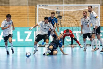 Futsal: So lief das Länderspiel in der rappelvollen Hartmann-Halle - Die deutsche Futsal-Nationalmannschaft um den aus Oberlungwitz stammenden Kapitän Christopher Wittig (rechts) verlor ihr WM-Qualifikationsspiel am Samstagabend gegen Kroatien in der Chemnitzer Richard-Hartmann-Halle mit 1:5. 
