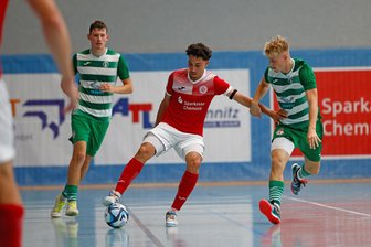 Futsal-Spieler aus Hohenstein-Ernstthal verliert Länderspiel in Rumänien klar - Für Kim Herterich (rot) läuft es im Trikot von HOT 05 Futsal deutlich besser als mit der deutschen Nationalmannschaft.