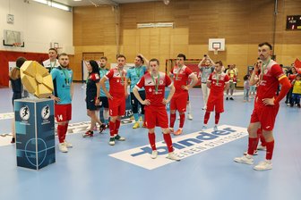 Futsal: Team aus Hohenstein-Ernstthal verpasst Überraschung nur knapp - Bei der Meisterehrung war das Team von HOT 05 Futsal um Kapitän Christopher Wittig (rechts) nur Zuschauer.