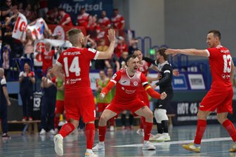 Futsal: Wie die ersten Monate von Hohenstein-Ernstthals ehemaligen Aushängeschild Christopher Wittig als Profi in Italien liefen - Jahrelang jubelte Christopher Wittig (Mitte) für Hohenstein-Ernstthal. Nun spielt der Futsaler in Italien.