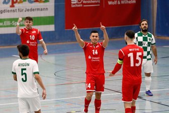Futsalteam aus Hohenstein-Ernstthal besiegt den türkischen Meister - Gabriel Oliveira (Nr. 14) jubelt mit Christopher Wittig (15) und Diego Fogaca (10) über das Tor zum 3:1.