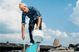 Fynn Kliemann: "Ich fuchse mich rein" - Fynn Kliemann auf seinem Bauernhof. Die Farbe spielt auf das Cover von "Nie" an