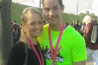 G'schafft: "LaufZeit"-Bloggerin meistert München-Marathon - Überglücklich im Ziel: Annemarie Claus und ihr Freund Oliver, der zusammen mit ihr den München-Marathon gelaufen ist.