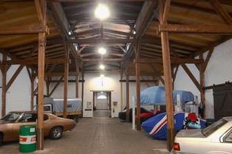 Güterschuppen ist jetzt Oldtimer-Garage - 25 Fahrzeuge, überwiegend Oldtimer, sind im historischen Güterschuppen des Falkensteiner Bahnhofs untergestellt. Viele sind gut eingepackt. Im Sommer 2022 soll die Rallye Sachsen Classic durch die Halle rollen. 
