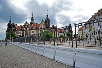 G7-Finanzministertreffen - Währungsexperte Schnabl: "Wir müssen über höhere Zinsen reden" - Ein Sicherheitszaun, der 80.000 Euro kostet, steht in Dresden vor dem Residenzschloss. Ab heute bis zum Freitag tagen hier die Finanzminister und Notenbankgouverneure der sieben führenden westlichen Industriestaaten (G7).