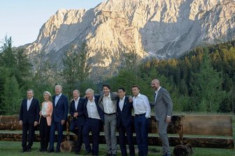 G7-Gipfel im Schloss Elmau: Bergidyll mit Kontrastprogramm - Schulterschluss vor Bergkulisse: Bundeskanzler Olaf Scholz (4. von links) mit den Staats- und Regierungschefs der G7-Länder und den Spitzen der EU. 