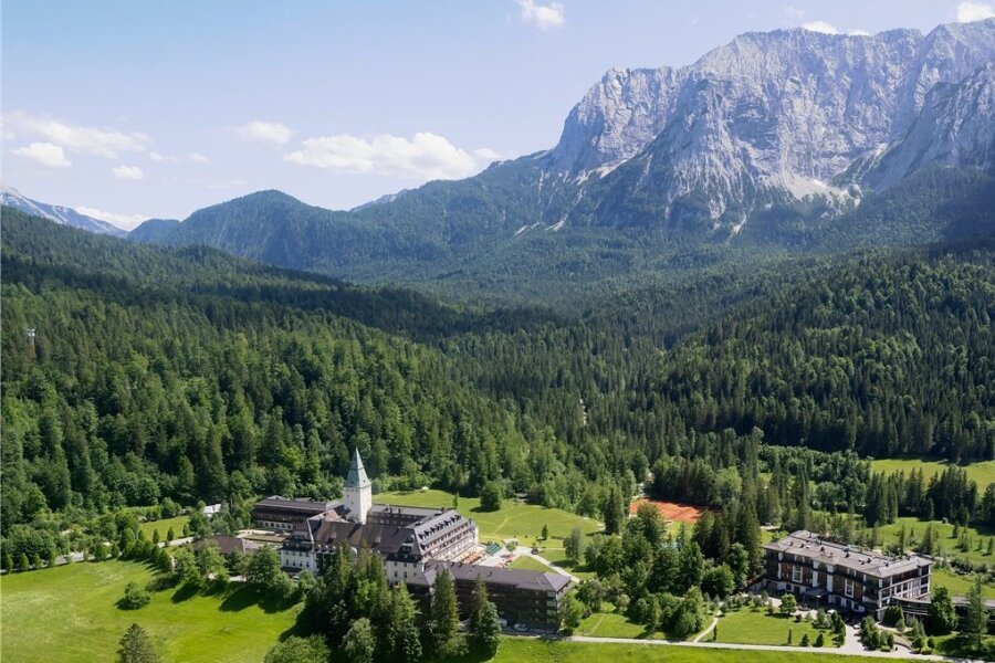 G7 in Elmau - In den Bergen bei den sieben Riesen - Schloss Elmau liegt auf 1008 Metern Höhe am Fuße des Wettersteingebirges in Oberbayern. Die Staats- und Regierungschefs der sieben größten westlichen Industriestaaten kommen hier ab Sonntag zusammen. 
