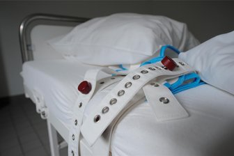 Gab es Misshandlungen in den Diakonie Kliniken Zschadraß? Schwere Vorwürfe gegen Pflegepersonal - Von unnötigen Fixierungen im Bett ist die Rede, sogar von Misshandlungen: Gegen die Diakonie Kliniken Zschadraß sind schwere Vorwürfe laut geworden.