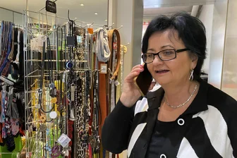 Gabi ist dann mal weg: Warum ein vogtländisches Mode-Geschäft auf Wanderschaft geht - Gabriela Krauthahn von „Gabi Moden“ ist in Lengenfeld gefragt. Die Geschäftsfrau ist Chefin des Gewerbevereins und gibt dem neuen „Onkel Fritz“-Laden auch noch Starthilfe.