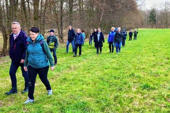 Gablenz: Wanderer entdecken Naturschätze entlang des Paradiesbaches - Entlang des Paradiesbaches gab es für die Wanderer viel zu entdecken, unter anderem wilden Seidelbast.