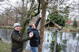 Gablenzer laden für Samstag zum Weihnachtsmarkt ein - Lutz Kaden (links) und Mario Dietrich vom Gablenzer Heimatverein beim Dekorieren des Parkteichgeländes.