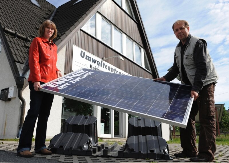 Harald Leitl und Ehefrau Elke mit Solarmodul