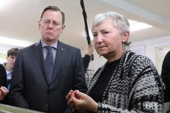 Gabriele Stötzer über feministische Kunst in der DDR: Hinter den Masken der Zeit - Thüringens Ministerpräsident Bodo Ramelow (Die Linke) und Gabriele Stötzer bei einer Besichtigung der Schränke in der Erfurter Außenstelle des Stasi-Bundesbeauftragten.
