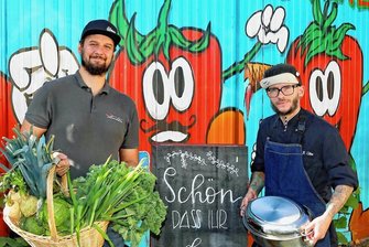 Gänsebraten für 160 Euro? Leubnitzer Lokal bietet am Martinstag diese Alternative - Ronald Otto (r.), Chef der "Erdbeerschänke", und Mitarbeiter Philipp Berg ändern aufgrund der Preissteigerungen ihr Küchenkonzept. 