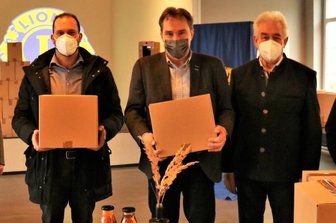 Gänsebraten und der Geist der Weihnacht - Bringen Gänsebraten in soziale Einrichtungen: Gastronom Robert Vennedey, OB Ralf Schreiber und Heribert Kosfeld (v.l.) vom Lions Club Mittweida-Burgstädt.