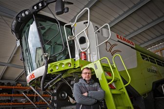 Gänsehaut-Gefühl und falsche Versprechungen: Interview mit einem Organisator der Bauern-Proteste - Rainer Stauch von der Agrargenossenschaft Langenchursdorf an einem modernen Mähdrescher. Durch die geplanten Kürzungen beim Agrardiesel würde sein Unternehmensverbund (mit Agrarbetrieb „Unteres Erzgebirge“ und Mülsener Marktfrucht und Milchgut) circa 140.000 Euro jährlich einbüßen, sagt er.