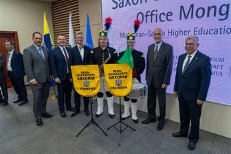 Gänsehaut-Moment in der Mongolei: Bergmusikkorps Saxonia Freiberg spielt den Steiger - Christoph Sachse und Richard Thum (v.l.) als Teil der Delegation, die in der mongolischen Hauptstadt Ulaanbaatar zu Gast war.