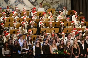 Gänsehaut-Momente beim Weihnachtskonzert des Gymnasiums Markneukirchen - Mehr als 100 Gymnasiastinnen und Gymnasiasten gestalteten das Weihnachtskonzert.