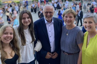 Gänsehaut zur Zeugnisausgabe: Lengenfelder Schule rührt mit Sonderpreisen - die Bilder dazu - Was für eine Schulfeier. Rechts Schulleiterin Anke Barth, daneben zwei der Preisgewinner.