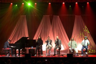 Gänsehautmomente im Tivoli Freiberg: Söhne Mannheims Piano live auf der Bühne - Im Tivoli Freiberg gaben die Söhne Mannheims: Florian (am Flügel), Karim, Dominic, Michael, Giuseppe und Metaphysis (v. l.) am Samstag ihr Piano-Konzert.