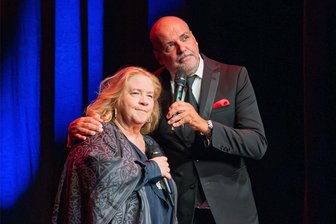Gänsehautmomente in Bad Elster: So begeistern Kathy Kelly und Jay Alexander - Kathy Kelly (links) und Jay Alexander (rechts) begeisterten das Publikum im ausverkauften König-Albert-Theater in Bad Elster.