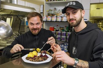 Gänsemarkt in Schönberg: Wo 1600 Martinsgans-Portionen auf den Tisch kommen und der Eispiraten-Bus vorfährt - Kurz vor dem Martinsgansessen haben die Eispiraten Crimmitschau schon einmal probiert. Geschäftsführer Jörg Buschmann (links) und Torhüter Christian Schneider waren beim Testessen.