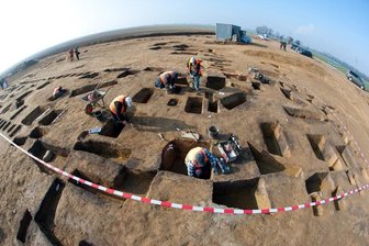 In jedem der Löcher steckte vor 7300 Jahren ein Holzpfeiler. Fotos: Uwe Mann