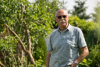 Gärtner im Erzgebirge im Streit um Grundsteuer: „Das versteht doch kein normaler Mensch“ - Johannes Lorenz auf seinem Wochenendgrundstück in Stollberg. Er steht an der Spitze einer Interessengemeinschaft, die sich im Kampf gegen behördliches Wirrwarr sieht.