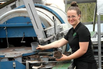 Gärtnerei in Geringswalde hilft Moore retten - Jenny Horn an der Topfmaschine. Der Mischung ist bereits Dünger beigefügt.