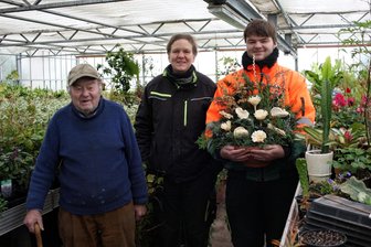 Gärtnerei Nobst in Neukirchen/Pleiße: Die Nachfolge ist geklärt - Drei Generationen vereint: Werner Nobst, Antje-Katharina Nobst und Tobias Nobst (von links) im Gewächshaus.