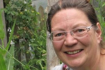 Gärtnerin zeigt Insektenweiden -