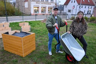 Gärtnern auch für Anfänger: Limbacher Verein gründet ersten Gemeinschaftsgarten der Stadt - Robert Weis und Charlotte Hattenbach vom Verein „Limbach für alle“ in dem neuen Gemeinschaftsgarten an der Helenenstraße.