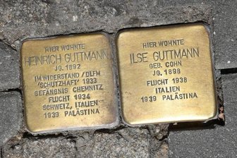 Gäste aus Israel in Chemnitz an den Stolpersteinen der Eltern - Im Oktober 2020 waren vor dem Haus Theaterstraße 40 die Stolpersteine für Ilse und Heinrich Guttmann verlegt worden.