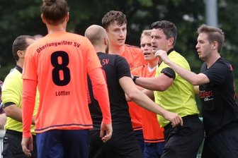 Gäste gewinnen hitziges Derby - Heiß her ging es am Sonntag beim Landesklasse-Duell zwischen dem Oberlungwitzer SV und dem Meeraner SV. Schon in der ersten Halbzeit kam es wie hier zu teils tumultartigen Szenen.