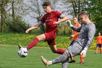 Gäste gleichen in der Schlussminute aus - Der Oberlungwitzer Keeper Nicolas Kriebel (hier gegen Nils Wallasch) hatte großen Anteil am Punktgewinn seiner Mannschaft. 