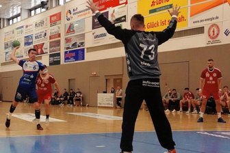 Gäste löschen Grubenlampe - HC-Spieler Christian Döhler (li.) brachte nur einen seiner sieben Siebenmeter nicht im Netz unter. ZHC-Torhüter Alexander Raupach konnte trotz guter Paraden an der deutlichen Derby-Niederlage nichts ändern.