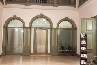 Gäste müssen zweieinhalb Stunden vor die Tür: Ärger nach Oelsnitzer Ratssitzung - Tür zu, Jalousien unten: Bei der Stadtratssitzung am Mittwoch wurden Gäste für zweieinhalb Stunden vor die Tür geschickt.