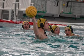 Gäste-Team eine Nummer zu groß - Daniel Oelschlägel (am Ball) und seine Zwickauer Teamgefährten hatten den Gästen aus Plauen wenig entgegen zu setzen.