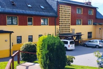Gäste und Pensionen im Osterzgebirge: Gäste kommen nicht so viele, wie erhofft - Das Ferienhotel "Goldhübel" in Neuhausen. Die Inhaber können sich über die Auslastung nicht beklagen. 