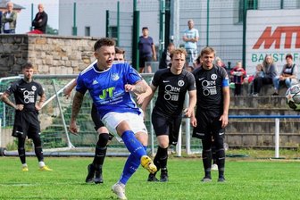 Gäste vom Punkt nervenstark - Auch den zweiten Elfmeter konnten die Gäste vom VfB Empor Glauchau II verwandeln: Tobias Rothe traf kurz nach dem Seitenwechsel zum vorentscheidenden 3:1. 